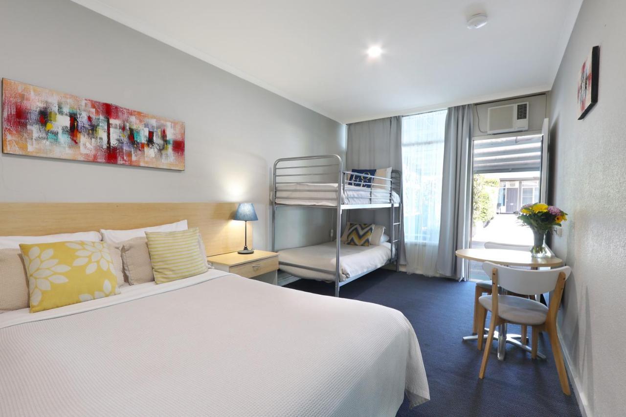 Nebula Motel 3*